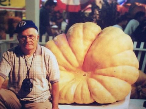 Jin Kuhn with his 1999  650lb pumpkin